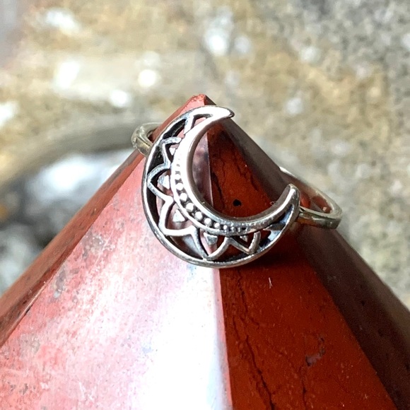 🌹NWT Sterling silver crescent moon mandala ring